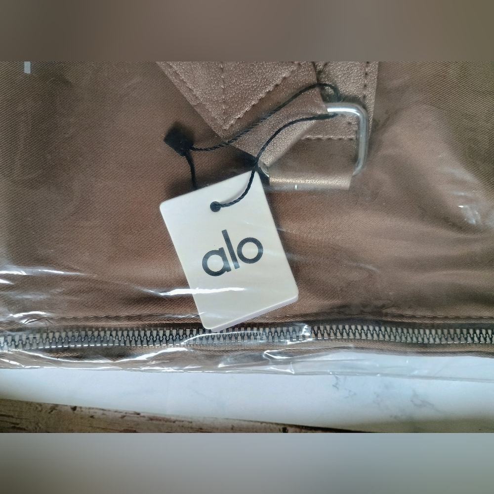 Alo Yoga Gym Travel Duffle Tote Bag Oversized In Brown - Picture 3 of 6